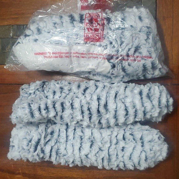 2 pair New Unused Slipper Booties with Grippers SUPER SOFT Size S/M (5-7) - Picture 3 of 6